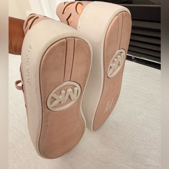 Michael Kors MIMI Sneakers
Perforated Lasered Leather Lace Up
Trainers 7.5 US - Picture 8 of 8